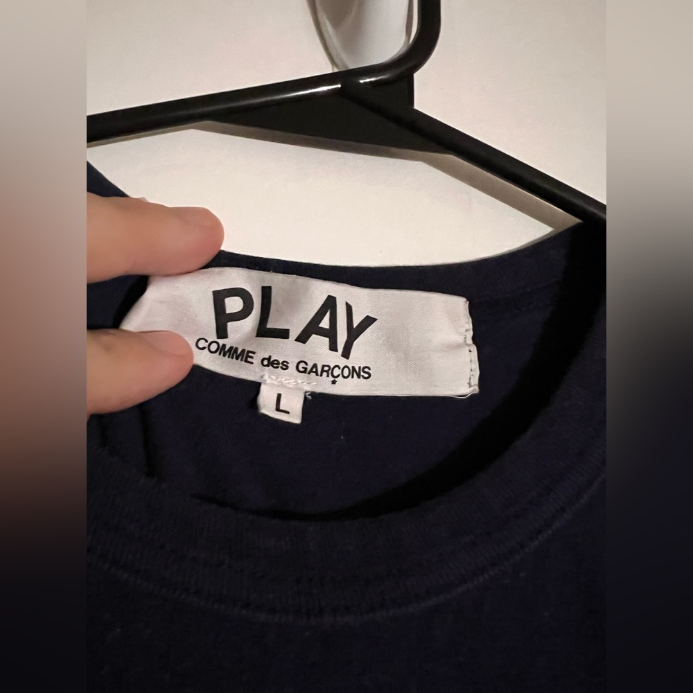 Comme des Garcons Navy Blue Tee with Heart Motif - Picture 4 of 9